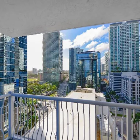 Amazing 3 Bedroom Condo At Brickell With Pool